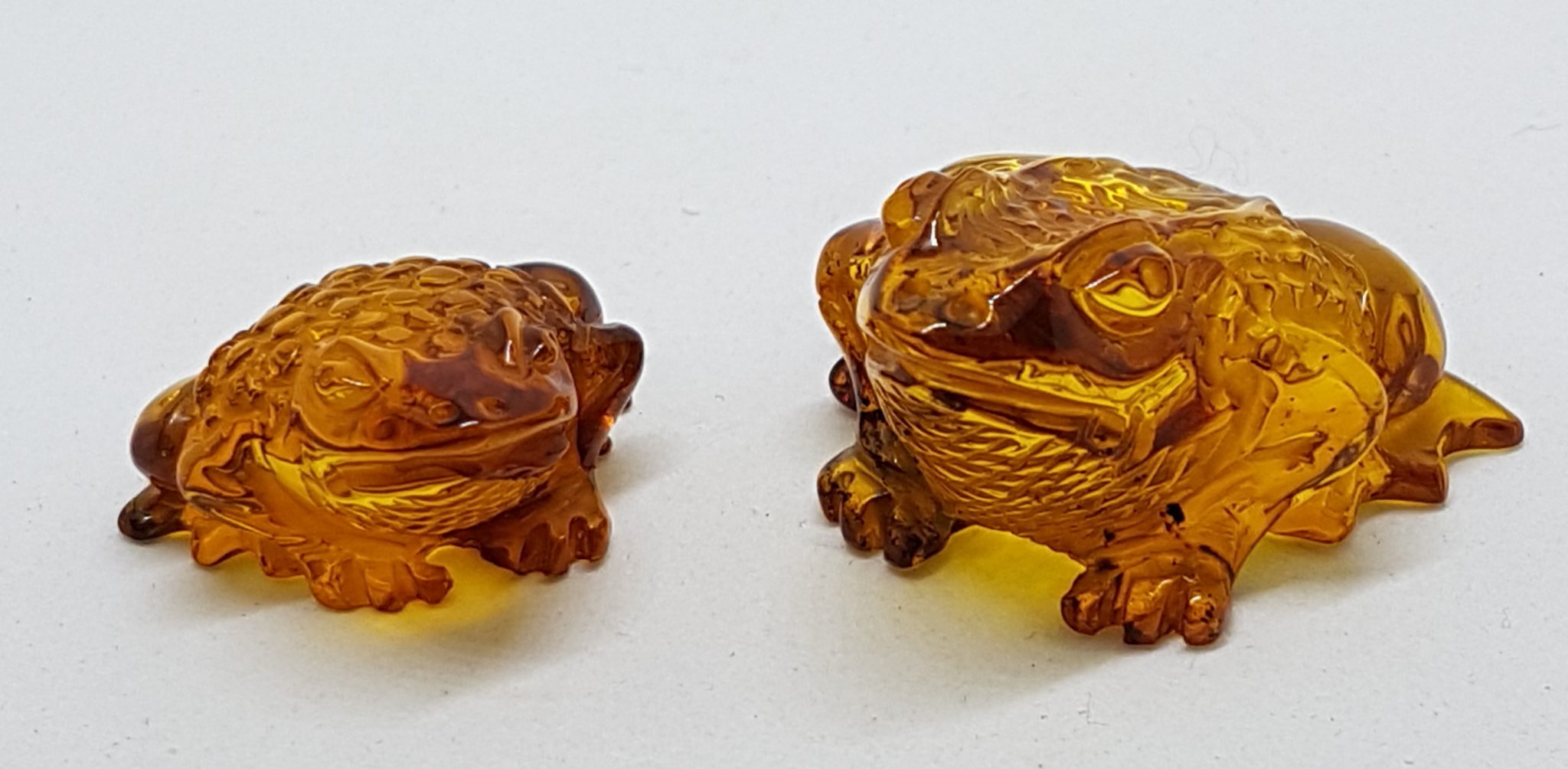 Hand Carved Natural Baltic Amber Small Frog / Toad Figurine / Statue