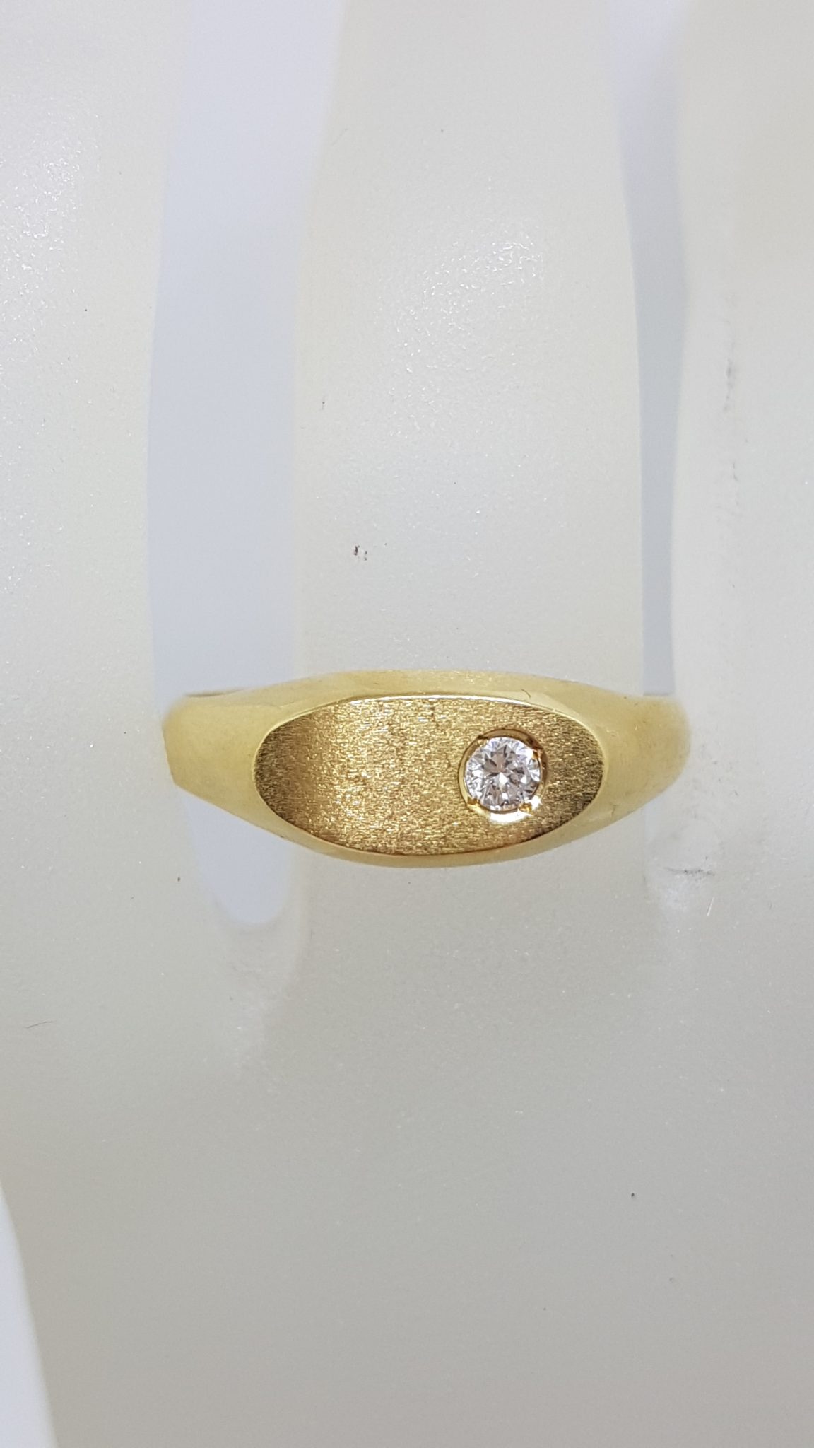 18ct Yellow Gold Solitaire Diamond Oval Signet Gents Ring