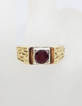 9ct Yellow Gold Round Garnet with Patterned Design Large Size Ladies / Gents Ring