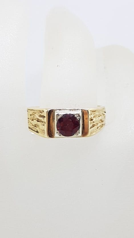 9ct Yellow Gold Round Garnet with Patterned Design Large Size Ladies / Gents Ring