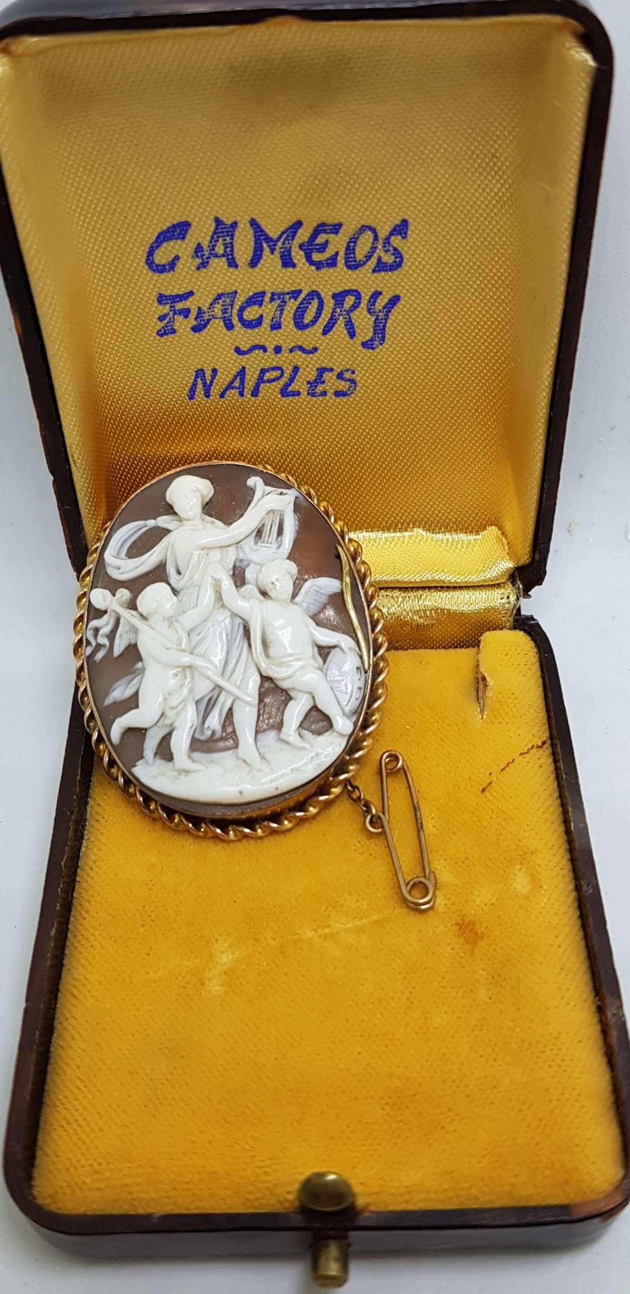 9ct Yellow Gold Large Ornate Goddess with Eros / Angels / Cupids Oval Cameo Brooch - Antique / Vintage