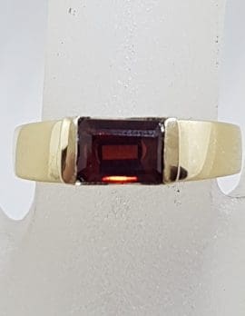 9ct Yellow Gold Rectangular Garnet Ring