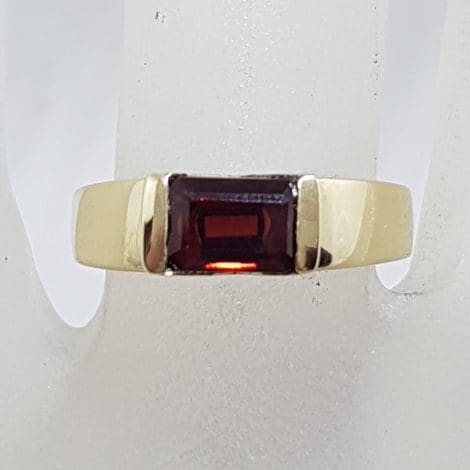 9ct Yellow Gold Rectangular Garnet Ring