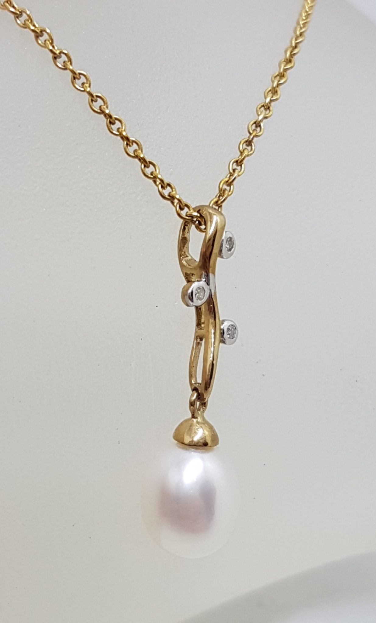 20201023_132148 9ct Yellow Gold Pearl & Diamond Curved Pendant on Gold Chain