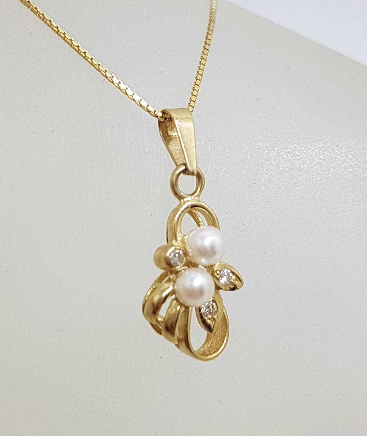 20201023_133452 9ct Yellow Gold Pearl & Diamond Cluster Pendant on Gold Chain