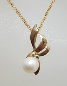 9ct Yellow Gold Pearl Ornate Twist Design Pendant on Gold Chain