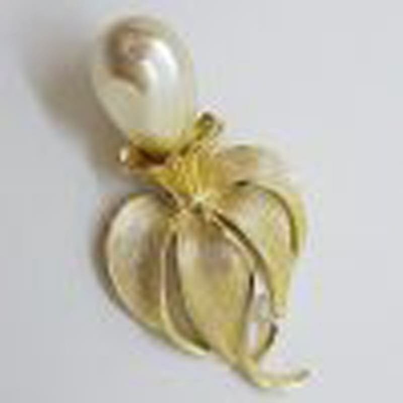 Large Plated Faux Pearl Flower Brooch – Vintage Costume Jewellery