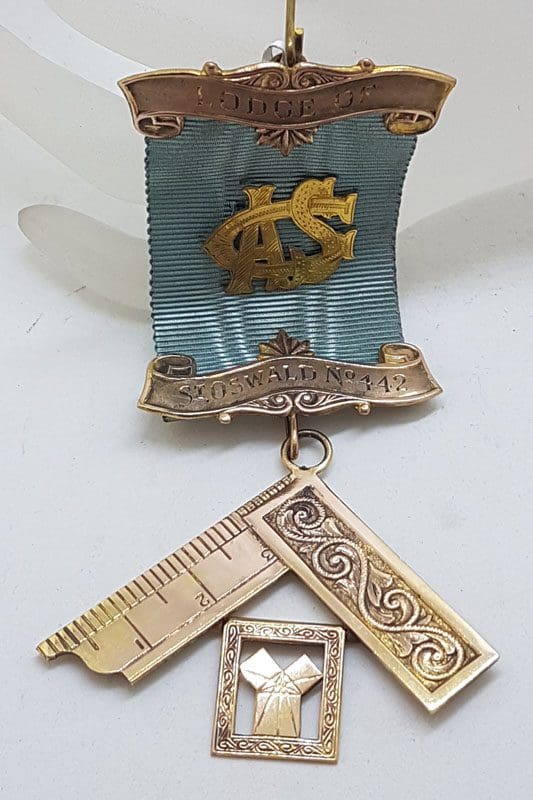 9ct Yellow Gold Freemason Jewel / Masonic Medal - Freemasons Lodge S.F. St. Oswald 442 - with Blue Ribbon - Antique / Vintage