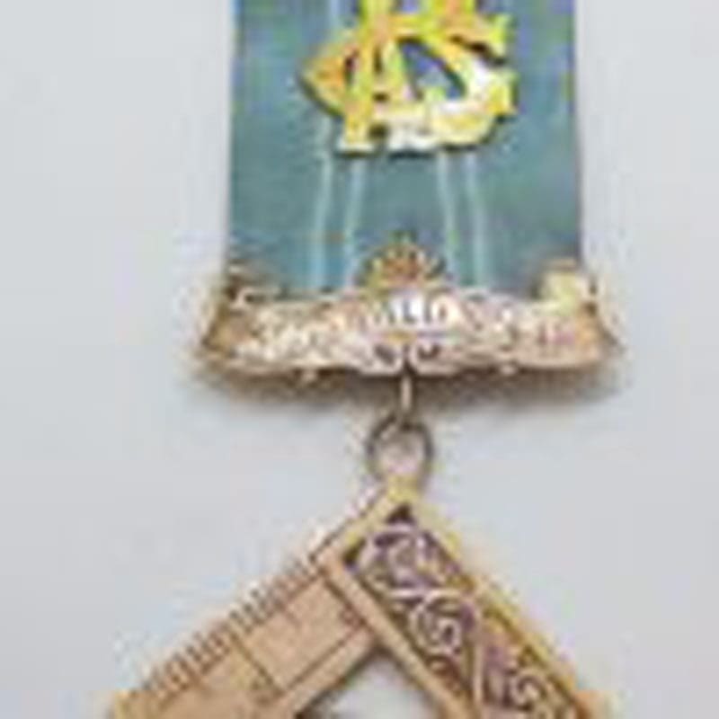 9ct Yellow Gold Freemason Jewel / Masonic Medal - Freemasons Lodge S.F. St. Oswald 442 - with Blue Ribbon - Antique / Vintage