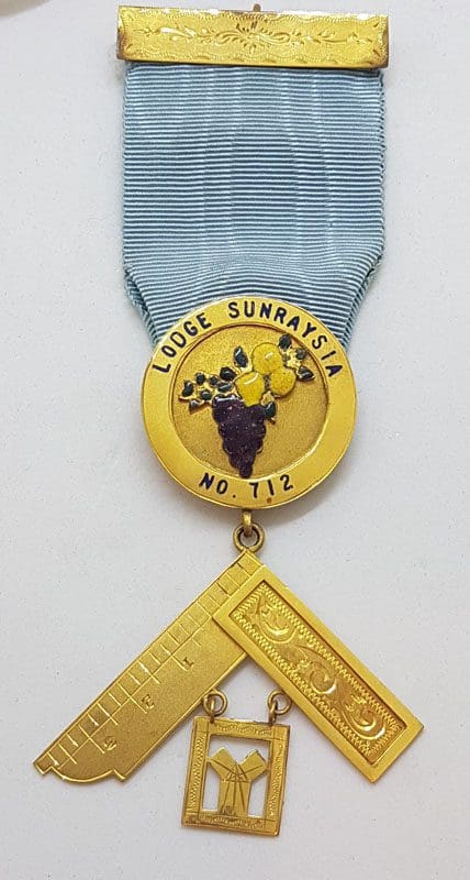 9ct Yellow Gold Freemason Jewel / Medal - Lodge Sunraysia No 712 - with Blue Ribbon - Antique / Vintage