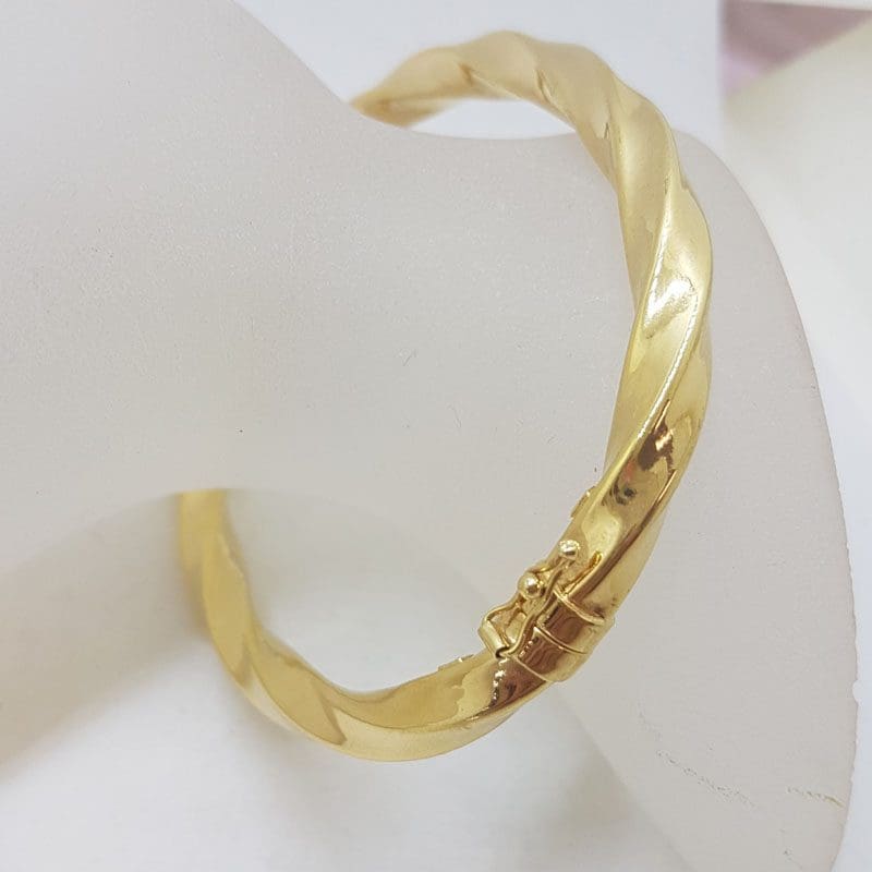 20210530_163941 9ct Yellow Gold Twisted Design Hinged Bangle