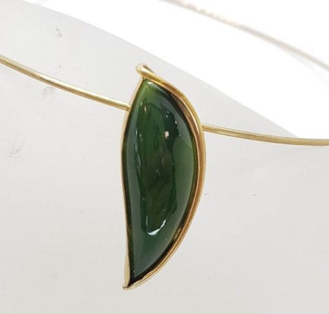 9ct Yellow Gold Large New Zealand Green Stone / Jade Leaf Shaped Pendant on Gold Choker / Necklace / Chain – Antique / Vintage