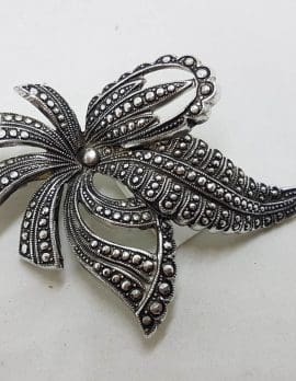 Plated Large Bow Brooch – Vintage Costume Jewellery