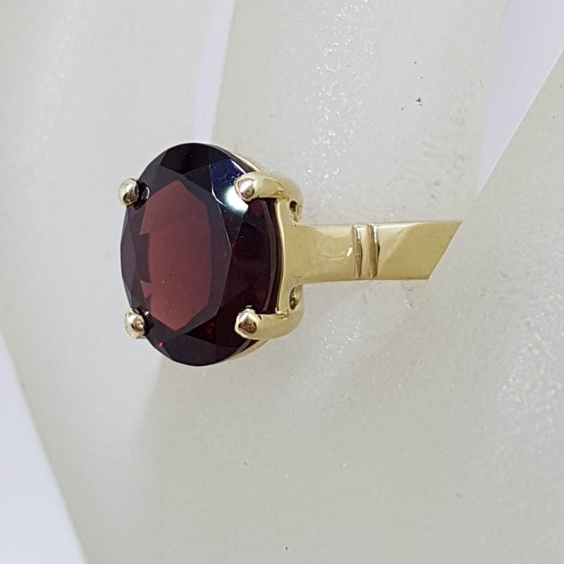 9ct Yellow Gold Oval Claw Set Garnet Ring