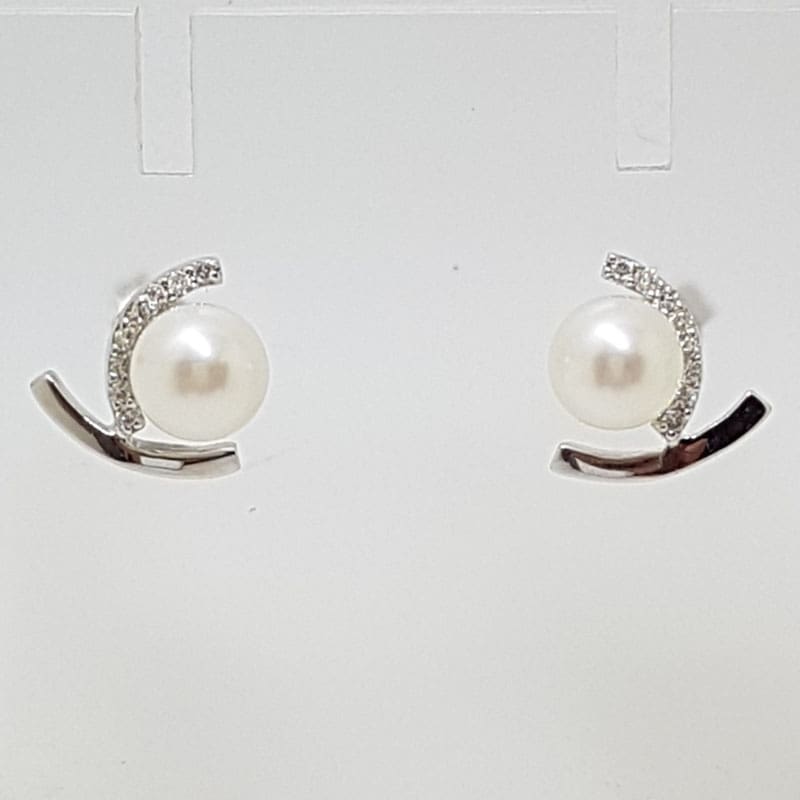 14ct Yellow Gold or White Gold Pearl and Diamond Studs / Earrings - Available in Yellow or White Gold 14ct Yellow Gold or White Gold Pearl and Diamond Studs / Earrings - Available in Yellow or White Gold