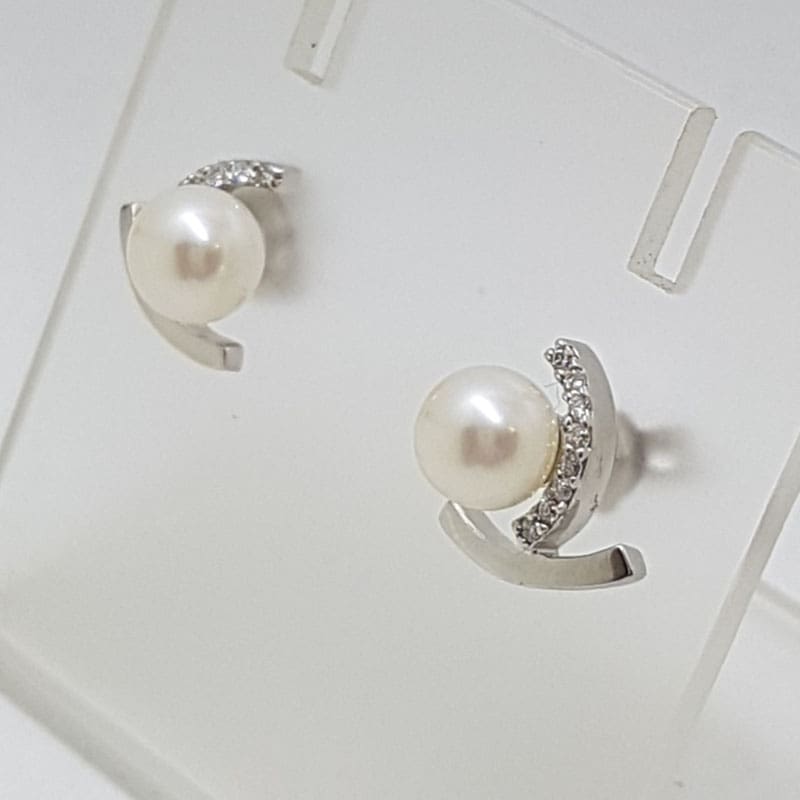 14ct Yellow Gold or White Gold Pearl and Diamond Studs / Earrings - Available in Yellow or White Gold 14ct Yellow Gold or White Gold Pearl and Diamond Studs / Earrings - Available in Yellow or White Gold