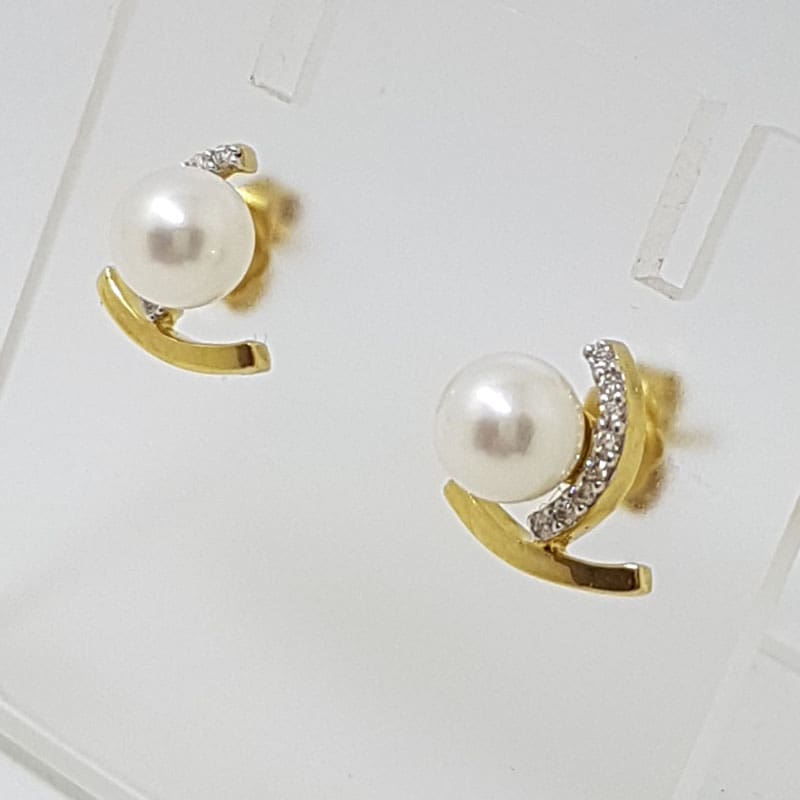 14ct Yellow Gold or White Gold Pearl and Diamond Studs / Earrings - Available in Yellow or White Gold 14ct Yellow Gold or White Gold Pearl and Diamond Studs / Earrings - Available in Yellow or White Gold