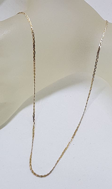 9ct Yellow Gold and White Gold Two Tone Flat Twist Link Necklace / Chain 9ct Yellow Gold and White Gold Two Tone Flat Twist Link Necklace / Chain