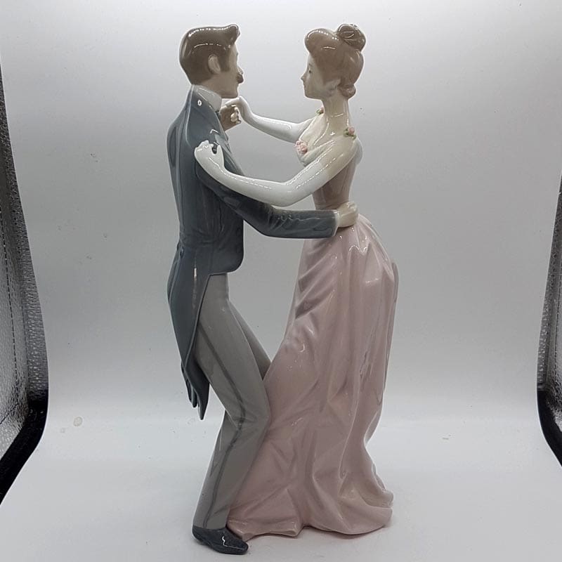 Lladro Tall Retired Figurine - Anniversary Waltz - Dancing Couple Lladro Tall Retired Figurine - Anniversary Waltz - Dancing Couple