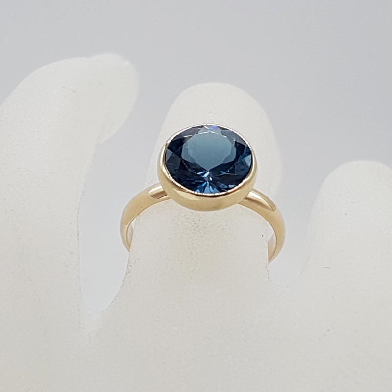 9ct Yellow Gold London Blue Topaz Round Bezel Set Ring 9ct Yellow Gold London Blue Topaz Round Bezel Set Ring