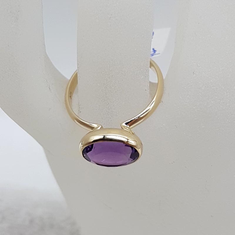 9ct Yellow Gold London Blue Topaz Round Bezel Set Ring 9ct Yellow Gold London Blue Topaz Round Bezel Set Ring