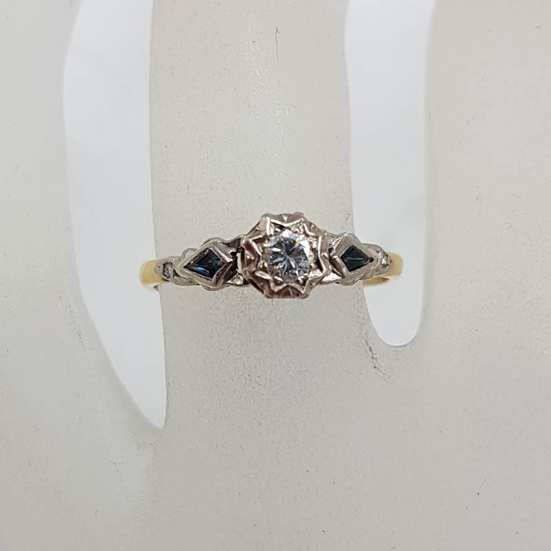 18ct Yellow Gold Diamond Solitaire with Two Natural Sapphires along side in Antique / Vintage Ring