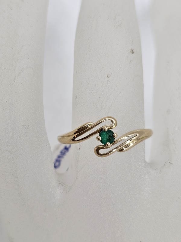 9ct Yellow Gold Round Emerald in Twist Shape Ring