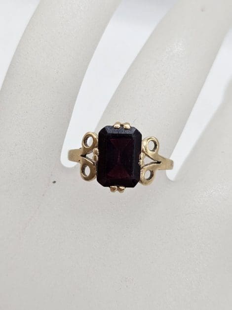9ct Yellow Gold Garnet Rectangular Shape with Ornate Sides Ring - Antique / Vintage